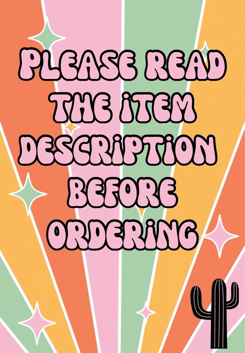 K&ouml;nnte beinhalten: Eine Grafik im Retro-Stil mit einem bunten gestreiften Hintergrund und Sternen. Der Text "PLEASE READ THE ITEM DESCRIPTION BEFORE ORDERING" ist in rosa Blasenbuchstaben geschrieben. Eine schwarze Kaktus-Silhouette befindet sich in der unteren rechten Ecke.