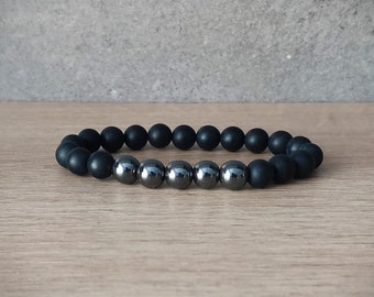 Op de afbeelding: Een zwarte kralen armband met zilveren kralen. De armband is gemaakt van matte zwarte kralen en glanzende zilveren kralen.