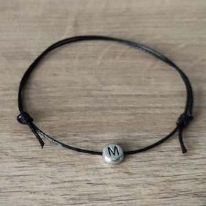 Pulsera con inicial, minimalista, regalo, letra, personalizada, cumpleaños, para ella, pulsera para novia, pulsera de cordón negro, pulsera con inicial, pulsera de hilo