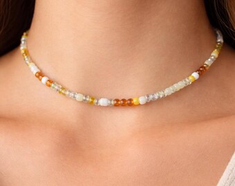 Collana girocollo con perline dorate Collana girocollo con perline bianche Collana girocollo Gioielli boho Collana chic Regalo per lei