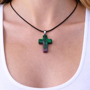 Collar de cristal de cruz de rubí zoisita, collar de cruz, collar de cordón, collar de rubí zoisita, joyería australiana, collar de cruz