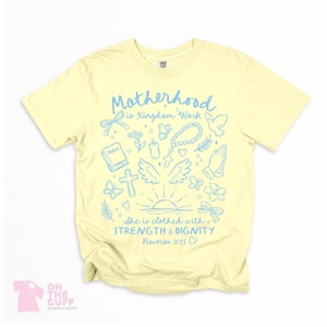 Camiseta "La maternidad es obra del Reino" / Camiseta cristiana para mamás con Proverbios 31:25 / Camiseta gráfica con temática religiosa