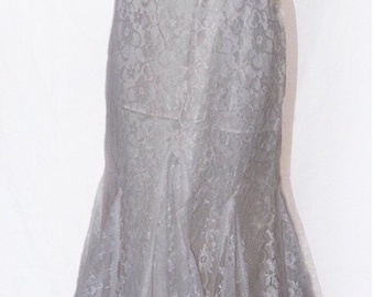 Vestido de novia de sirena de encaje hecho a mano, satén, escote barco con cuentas, mangas cortas.