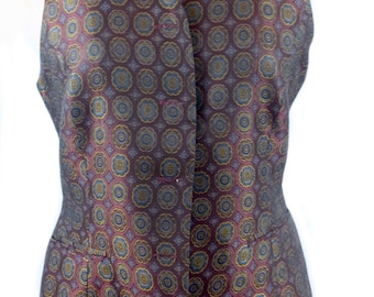 Vest, Perri Cutten, fitted womens vest, maroon, tailored, tie print, button holes, vest