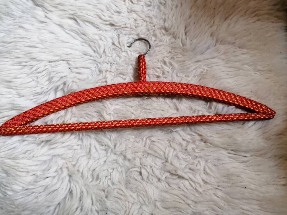 Cintre Vintage 60S Tissu Rouge et Jaune Galeries Lafayette Paris/Dressing Vintage