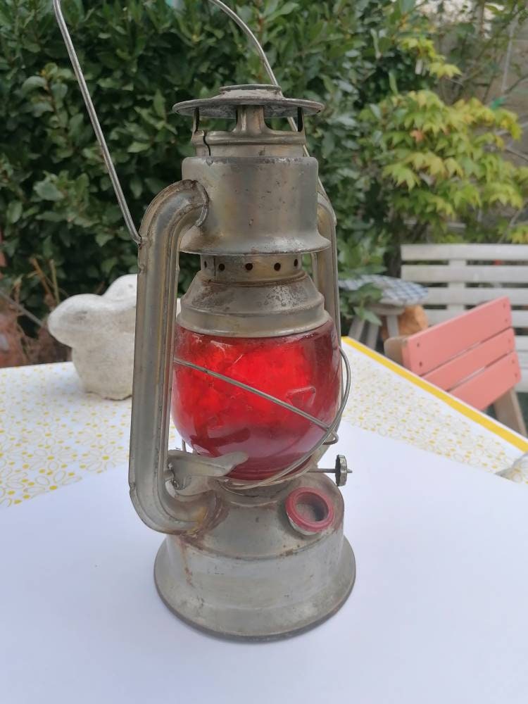 Ancienne Lampe Tempête à Pétrole/Lanterne de Chemin Fer, Métal Galvanisé et Verre Rouge Cheminots Mi