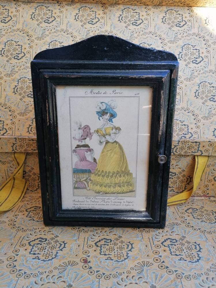 Ancienne Boîte à Clés Murale, Gravure Les Modes de Paris, Petit Courrier Des Dames/Armoire/ Rangemen