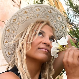 Chapeau Fedora blanc, Sombrero pour femmes avec design à géométrie sacrée et cristaux de citrine à large bord, feutre végétalien, peint à la main sur le fond,