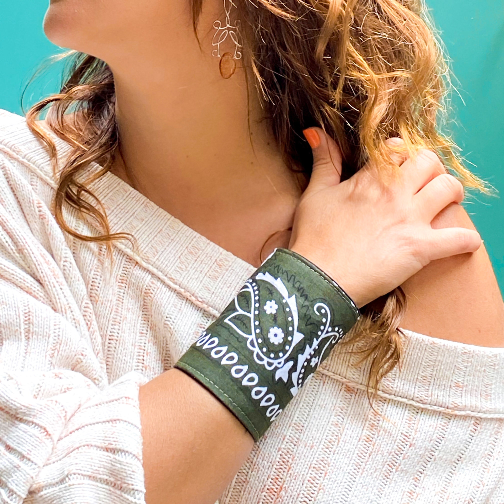 バンダナ カフ ウォレット、女性用ウォレット、リスト ウォレット、薄型ウォレット、オリジナル ギフト、男性と女性用のトラベル ウォレット、スタッシュ  キット - Etsy 日本