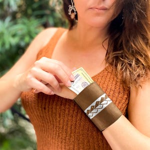 Braune Damen Geldbörse.  Sinnliche Alternative für sicheres Reisen und Stil.