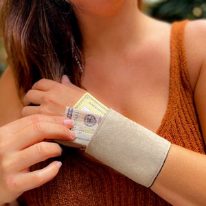 Muttertagsgeschenk, Armband WRIST WALLET, perfektes Reisegeschenk Armband Brieftasche, Boho handgemachte Manschette Brieftasche. Beiges Kunst-Veganes Wildleder