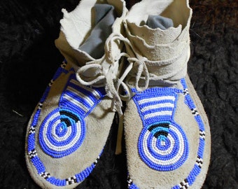 Moccasins with Keyhole beadwork design