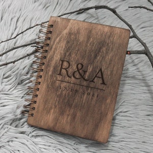 Cuaderno de madera para Bodas - Libro de firmas - Personalizado: Iniciales y fecha | Hecho a mano y grabado a láser | Tamaño A5
