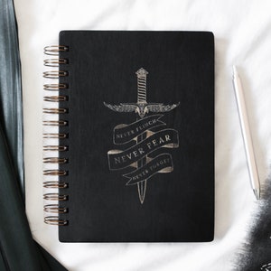 Notizbuch aus Holz - Nevernight und Mia Corvere inspiriert, handgemacht und graviert, Größe A5