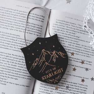 Night Court wood engraved handmade sign | Handmade in natural wood | Inspired by ACOMAF - Velaris - City of Starlight | 12 cm