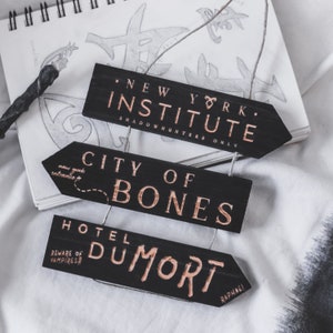 Cartelli in legno, incisi al laser, ispirati al mondo di Shadowhunter, fatti a mano