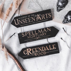 Carteles de direcciones | Grabados en madera | Inspirados en la serie de Sabrina | Hecho a mano