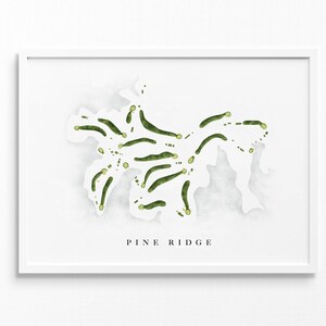 Peut inclure: Une impression encadrée blanche d'une carte de parcours de golf avec des lignes et des points verts. Le texte "PINE RIDGE" est imprimé sous la carte.