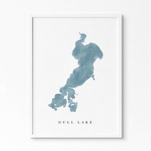 Puede incluir: Una impresión de acuarela del lago Gull, un lago azul de forma irregular, sobre un fondo blanco con un marco blanco. El texto "GULL LAKE" está impreso debajo del lago.