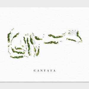 Puede incluir: Una ilustración de acuarela de un diseño de campo de golf con el nombre "CANYATA" impreso debajo. El campo de golf verde está delineado en blanco y líneas punteadas.