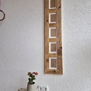 Pu&ograve; includere: Una cornice per foto in legno rustico con cinque aperture per foto. La cornice &egrave; realizzata in legno riciclato e ha una finitura naturale e invecchiata.