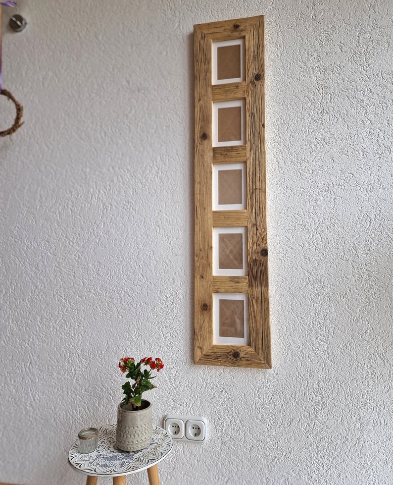Pu&ograve; includere: Una cornice per foto in legno rustico con cinque aperture per foto. La cornice &egrave; realizzata in legno riciclato e ha una finitura naturale e invecchiata.