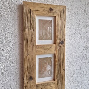 Pu&ograve; includere: Una cornice per foto in legno rustico con tre aperture rettangolari. La cornice &egrave; realizzata in legno riciclato con una finitura naturale e ha un aspetto vissuto.