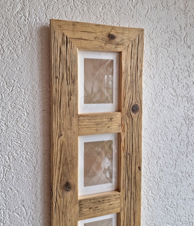 Pu&ograve; includere: Una cornice per foto in legno rustico con tre aperture rettangolari. La cornice &egrave; realizzata in legno riciclato con una finitura naturale e ha un aspetto vissuto.