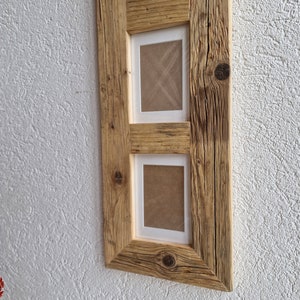 Pu&ograve; includere: Una cornice per foto in legno rustico con tre aperture per foto. La cornice &egrave; realizzata in legno riciclato con una finitura naturale e ha un aspetto vissuto.