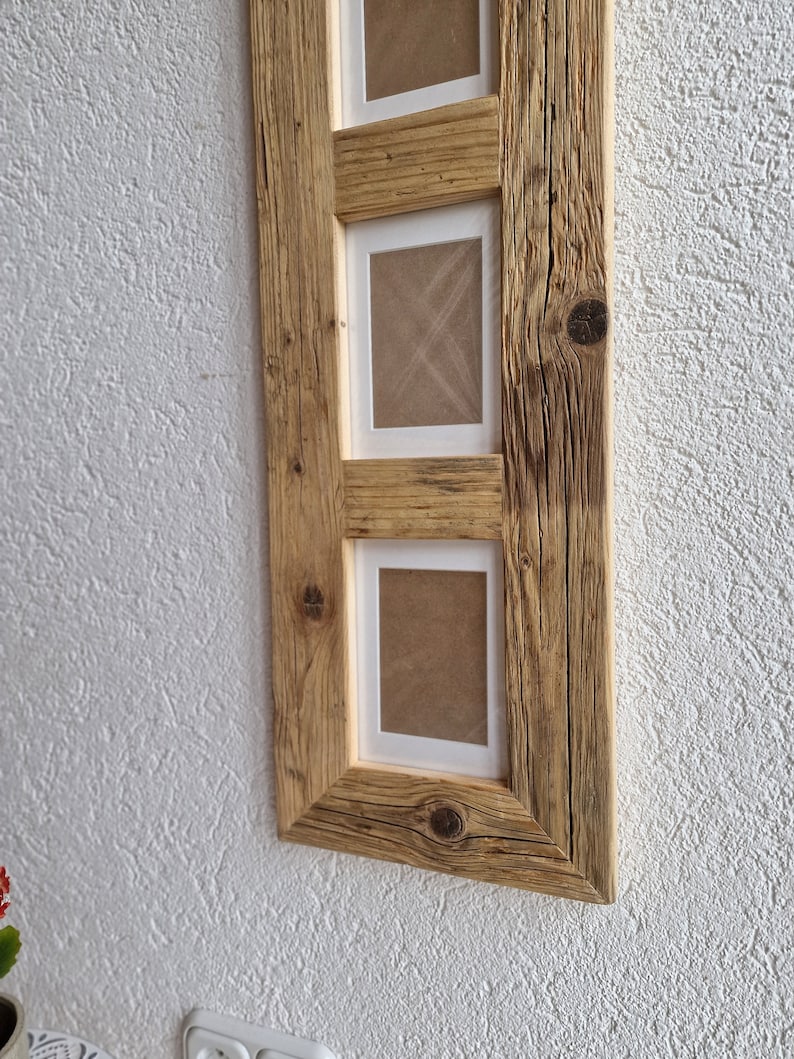 Pu&ograve; includere: Una cornice per foto in legno rustico con tre aperture per foto. La cornice &egrave; realizzata in legno riciclato con una finitura naturale e ha un aspetto vissuto.