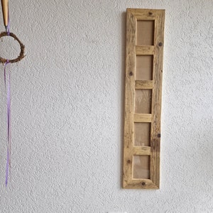 Pu&ograve; includere: Una cornice per foto in legno rustico con cinque aperture per foto. La cornice &egrave; realizzata in legno riciclato e ha una finitura naturale.