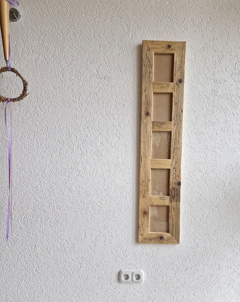 Pu&ograve; includere: Una cornice per foto in legno rustico con cinque aperture per foto. La cornice &egrave; realizzata in legno riciclato e ha una finitura naturale.