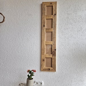 Pu&ograve; includere: Una cornice per foto in legno rustico con sei aperture per foto. La cornice &egrave; realizzata in legno riciclato e ha una finitura naturale.