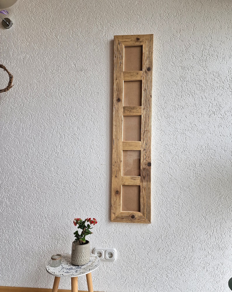 Pu&ograve; includere: Una cornice per foto in legno rustico con sei aperture per foto. La cornice &egrave; realizzata in legno riciclato e ha una finitura naturale.