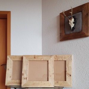 Puede incluir: Tres marcos de fotos de madera r&uacute;stica con un acabado de madera natural. Los marcos est&aacute;n vac&iacute;os y listos para ser rellenados con fotos u obras de arte.