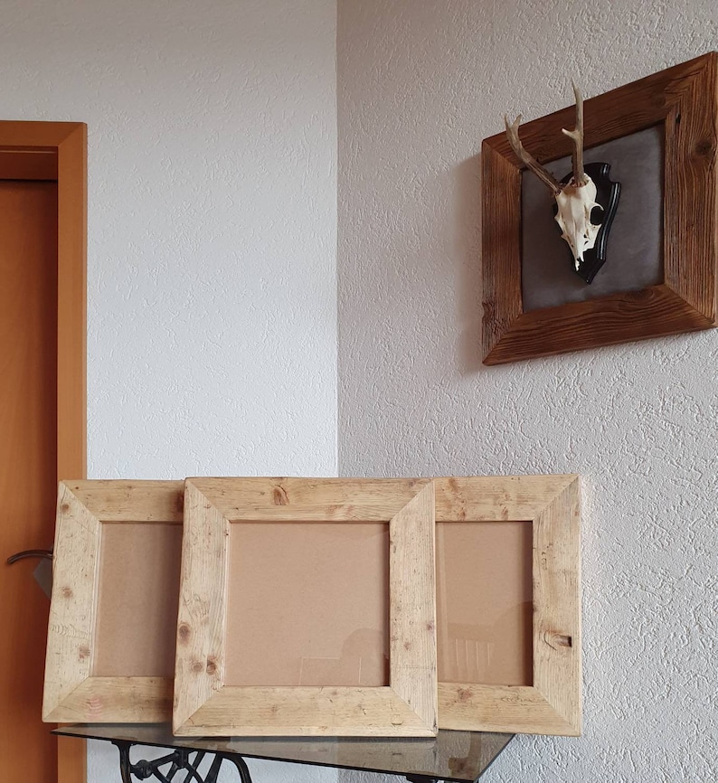 Puede incluir: Tres marcos de fotos de madera r&uacute;stica con un acabado de madera natural. Los marcos est&aacute;n vac&iacute;os y listos para ser rellenados con fotos u obras de arte.