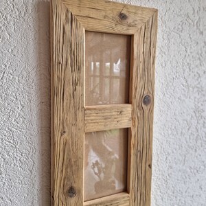 Pu&ograve; includere: Una cornice per foto in legno rustico con quattro aperture per foto. La cornice &egrave; realizzata in legno riciclato con una finitura naturale e ha un aspetto vissuto.