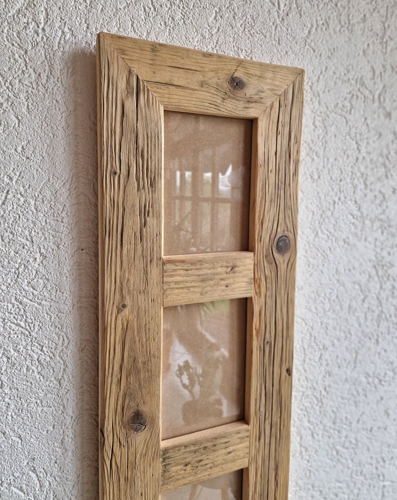 Pu&ograve; includere: Una cornice per foto in legno rustico con quattro aperture per foto. La cornice &egrave; realizzata in legno riciclato con una finitura naturale e ha un aspetto vissuto.