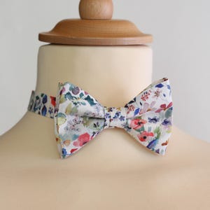 Papillon floreale Liberty London per matrimonio: tessuto esclusivo, stile boho, accessorio artigianale