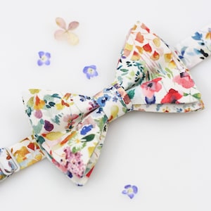 Elegant Men's Floral Bowtie for Weddings and Special Occasions