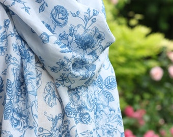 Damessjaal in linnen bloemenprint met een leren riempje blauwe bloemen