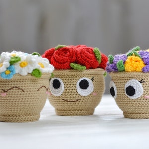 かぎ針編みのパターンセット バラ、クロッカス、カモミール、ワスレナグサの花のバスケット、あみぐるみチュートリアルのおもちゃの花束 夏と春の花