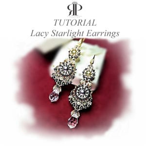 Puede incluir: Un par de pendientes artesanales Lacy Starlight con intrincado trabajo de cuentas en plata, oro y negro. Cada pendiente tiene una perla central y un cristal rosa colgante. La imagen incluye el texto "Tutorial: Lacy Starlight Earrings."