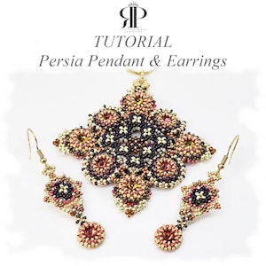 Op de afbeelding: Een sieradenset bestaande uit een hanger en twee bijpassende oorbellen, gemaakt van kleine kraaltjes in goud, donkerpaars en roze. De tekst TUTORIAL Persia Pendant & Earrings staat erboven, samen met een logo.