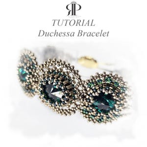 Könnte beinhalten: Ein Perlenarmband mit drei großen, dunkelgrünen facettierten Kristallen, umgeben von einer komplexen Stickerei aus metallisch bronzefarbenen und dunkelgrünen Saatperlen. Der Text lautet TUTORIAL Duchessa Bracelet mit einem Logo darüber.