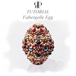 Könnte beinhalten: Ein Tutorial für ein verziertes Faberge-Ei. Das Ei ist mit roten, goldenen, cremefarbenen und marineblauen Perlen bedeckt. Das Ei ist eiförmig und hat eine detaillierte, strukturierte Oberfläche. Der Text "TUTORIAL Faberge Egg" steht oben.