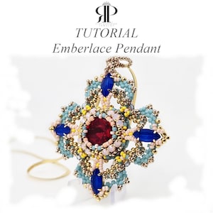 Puede incluir: Un colgante de cuentas titulado Emberlace Pendant que presenta una gran piedra central roja circular rodeada de cuentas de semillas de color rosa claro, amarillo y azul claro, acentuado con cuatro piedras azul oscuro en forma de marquesa y cuentas doradas.