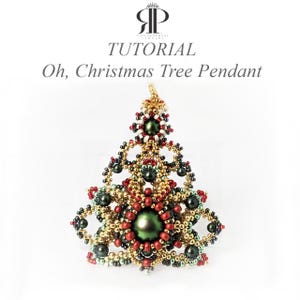 Könnte beinhalten: Handgefertigter Weihnachtsbaum-Anhänger aus goldenen, roten, grünen und weißen Perlen. Der Anhänger hat eine zentrale grüne Perle, die von roten Perlen umgeben ist. Der Text "Oh, Christmas Tree Pendant" ist sichtbar.