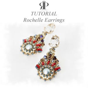 Könnte beinhalten: Ein Paar Perlenohrringe mit einer zentralen grauen Perle, umgeben von roten, goldenen und blauen Saatperlen, gekrönt von einem klaren birnenförmigen Kristall. Der Text TUTORIAL Rochelle Earrings ist über dem Schmuck auf weißem Grund zu sehen.