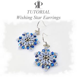 Könnte beinhalten: Ein Paar sternförmige Perlenohrringe mit blauen und silbernen Kristallen sowie hellblauen Saatperlen. Der Text TUTORIAL Wishing Star Earrings steht über dem Schmuck, zusammen mit dem Rina Handmade Jewelry Logo am oberen Rand.